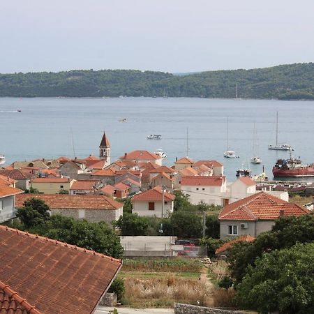 Lux Apartman S Pogledom Na More Trogir Bagian luar foto