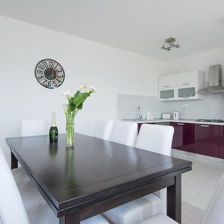 Lux Apartman S Pogledom Na More Trogir Bagian luar foto