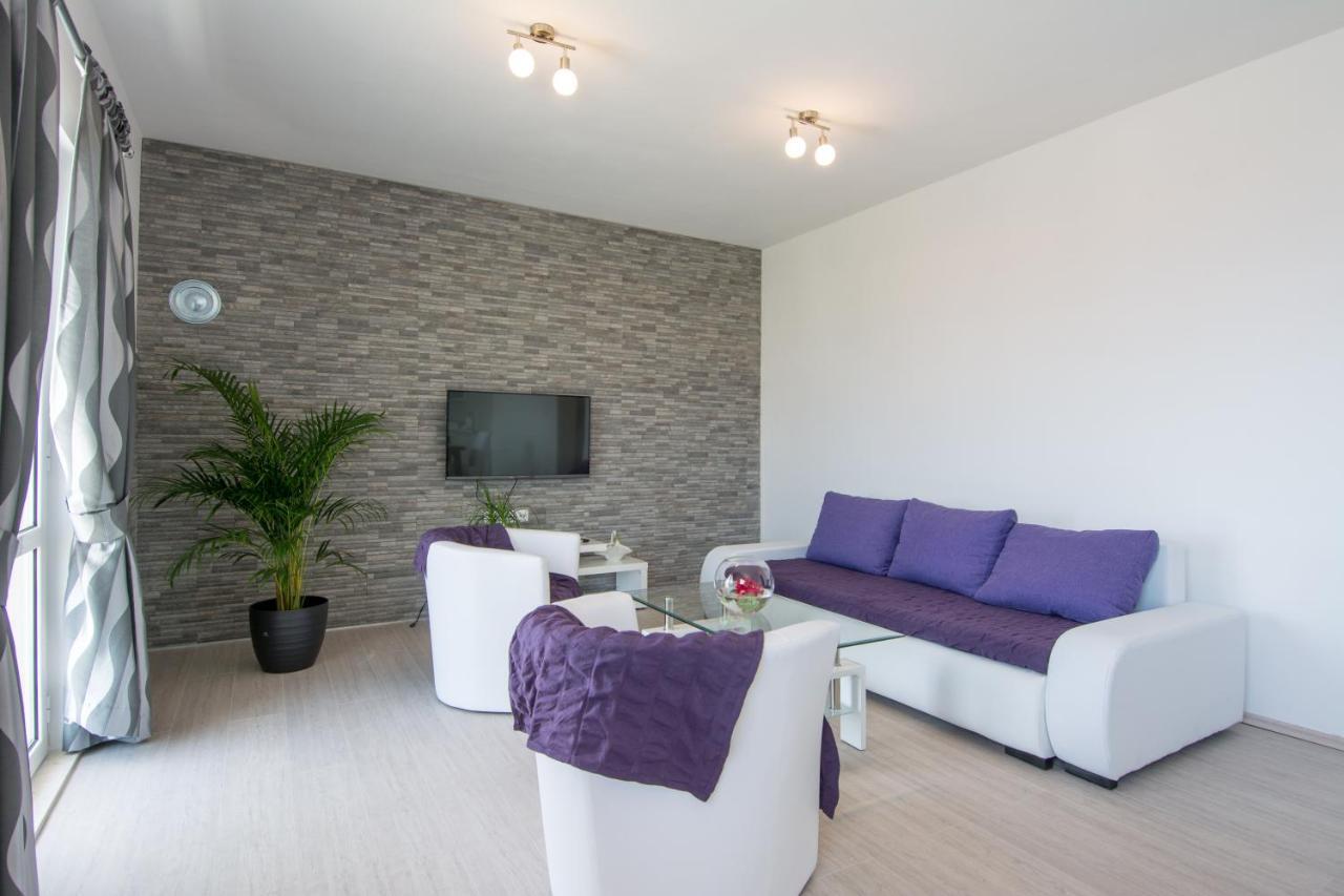 Lux Apartman S Pogledom Na More Trogir Bagian luar foto