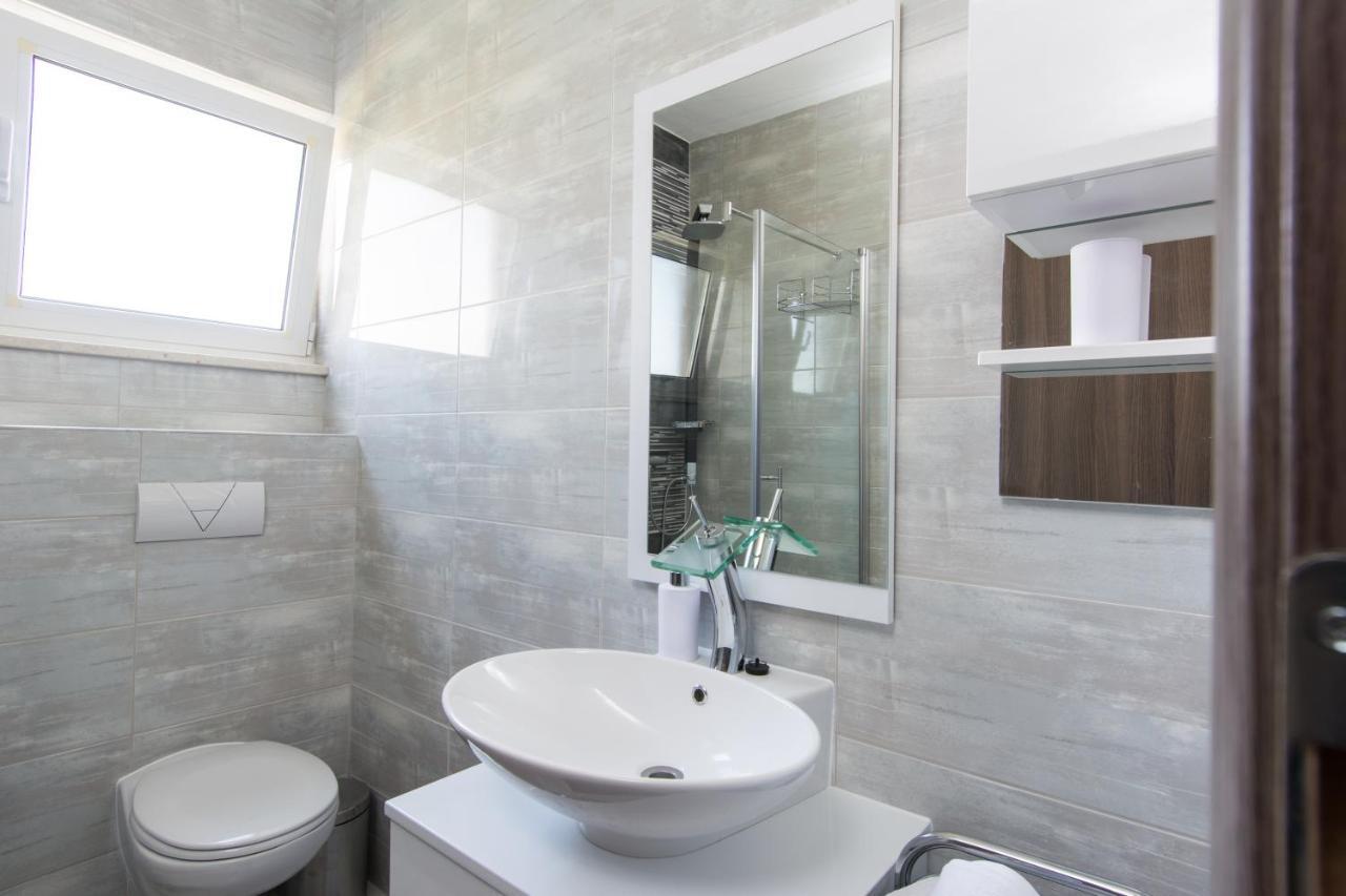 Lux Apartman S Pogledom Na More Trogir Bagian luar foto