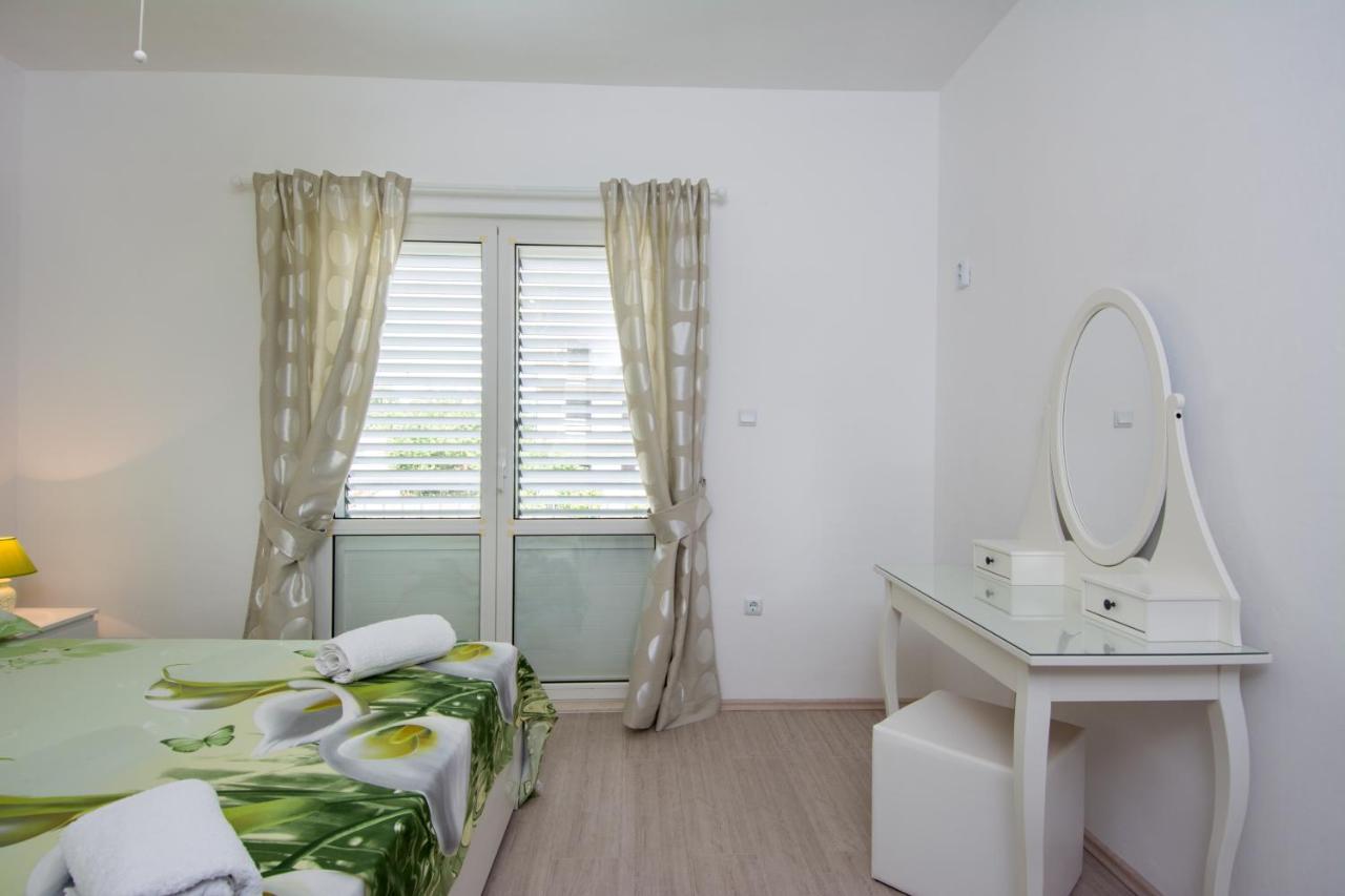 Lux Apartman S Pogledom Na More Trogir Bagian luar foto