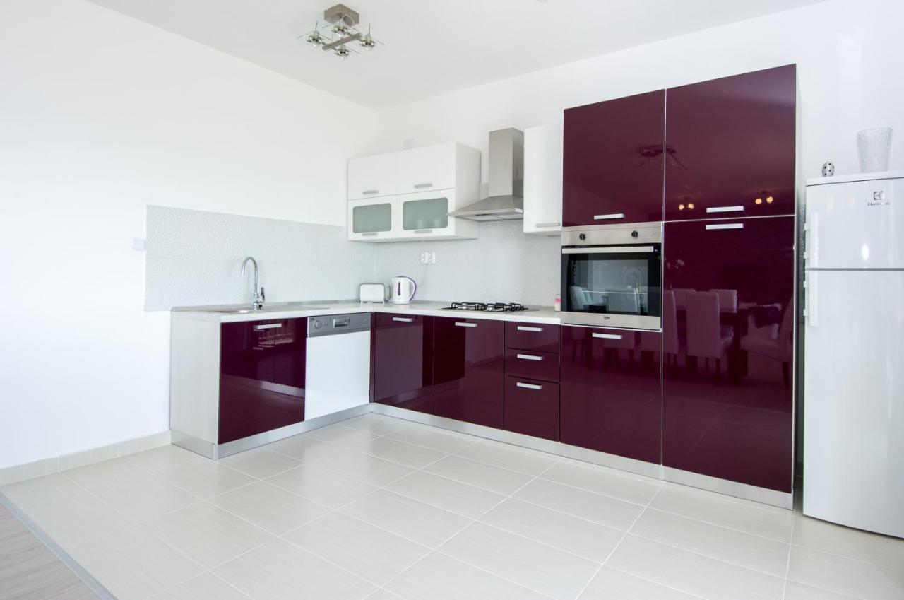 Lux Apartman S Pogledom Na More Trogir Bagian luar foto
