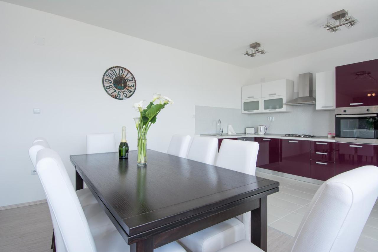 Lux Apartman S Pogledom Na More Trogir Bagian luar foto