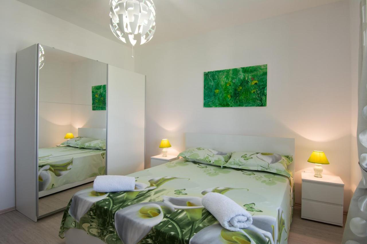Lux Apartman S Pogledom Na More Trogir Bagian luar foto
