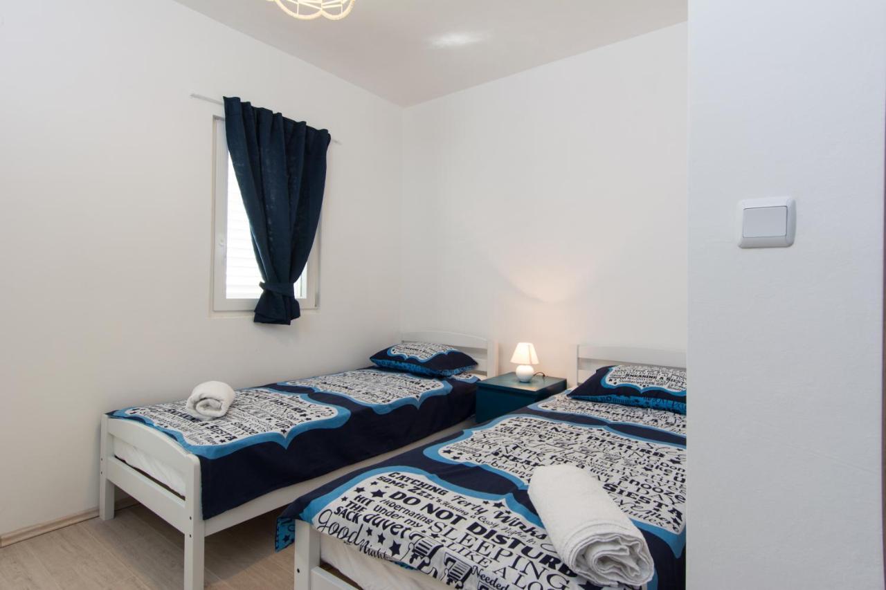 Lux Apartman S Pogledom Na More Trogir Bagian luar foto