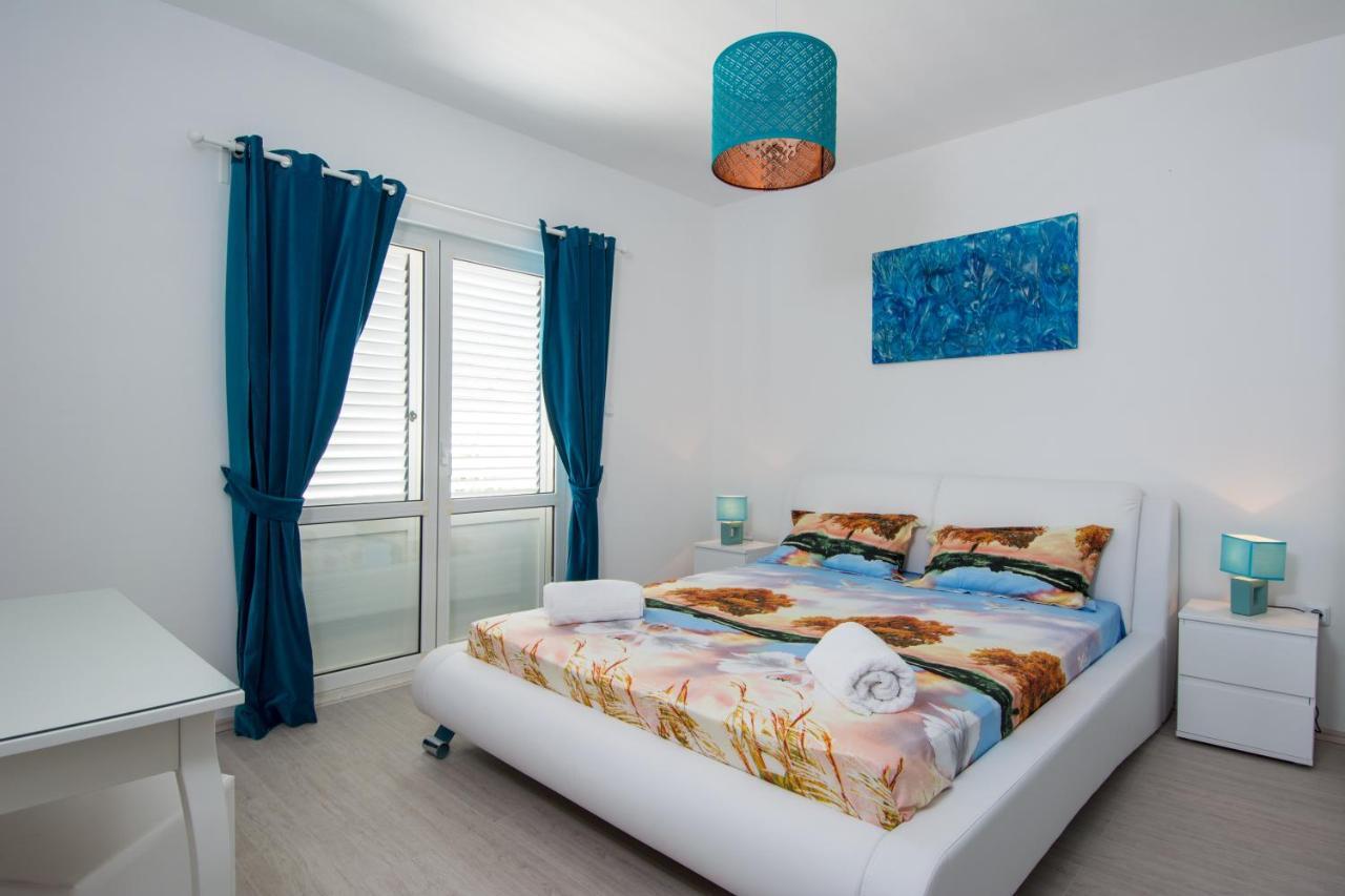 Lux Apartman S Pogledom Na More Trogir Bagian luar foto