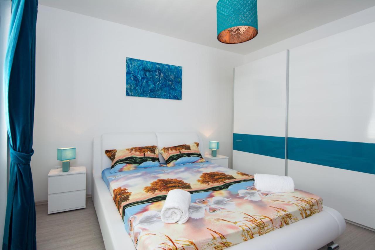 Lux Apartman S Pogledom Na More Trogir Bagian luar foto