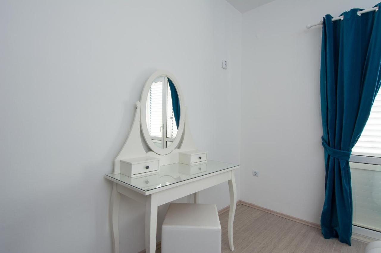 Lux Apartman S Pogledom Na More Trogir Bagian luar foto
